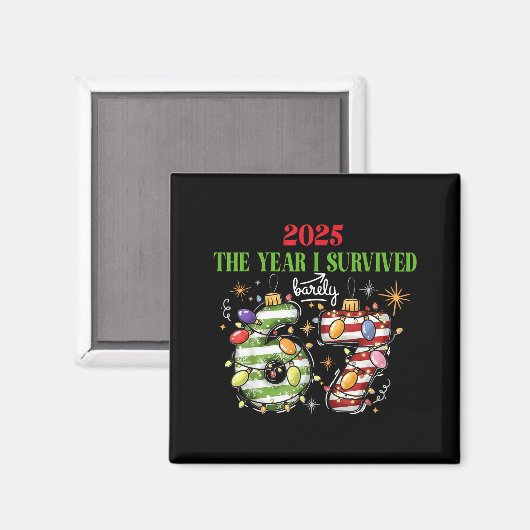 Funny 2025 The Year I Survived Barely 67 Christmas Magneet (Voorkant / Achterkant)