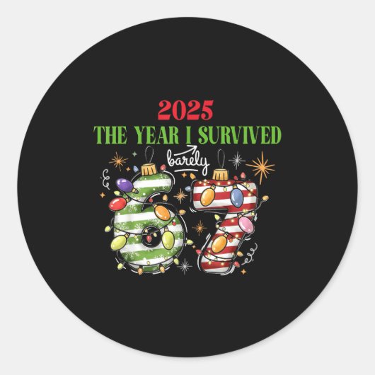 Funny 2025 The Year I Survived Barely 67 Christmas Ronde Sticker (Voorkant)