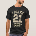 Funny 21st Birthday 21 jaar oud T-shirt<br><div class="desc">Dit grappige grafische ontwerp van het gezegde maakt een geweldig cadeau voor een man of vrouw van 21 jaar oud. Maak dit 21ste verjaardagsfeest speciaal met dit.. ik maak 21 er goed uit. Dit product maakt het perfecte humoristische verjaardagscadeau voor je vriend die 21 jaar oud wordt!</div>
