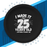 Funny 25th Birthday Quote Sarcastic 25 Year Old Papieren Bordje<br><div class="desc">Dit grappige 25e verjaardagsontwerp maakt een geweldige sarcastische humor grap of een nieuw cadeau voor een 25-jarig verjaardagsthema of een verrassend 25e verjaardagsfeestje! Kenmerken 'Ik heb het gemaakt tot 25 jaar oud.. Niets maakt me uit' grappige 25e verjaardag meme die veel lacht zal krijgen van familie, vrienden, feestgasten en de...</div>