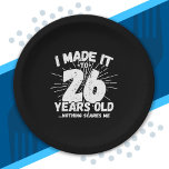 Funny 26th Birthday Quote Sarcastic 26 Year Old Papieren Bordje<br><div class="desc">Dit grappige 26e verjaardagsontwerp maakt een geweldige sarcastische humor grap of een nieuw cadeau voor een 26-jarig verjaardagsthema of een verrassend 26e verjaardagsfeestje! Kenmerken "Ik heb het gemaakt tot 26 jaar oud.. Niets maakt me uit" grappige 26e verjaardagsmeme die ook veel lacht zal krijgen van familie, vrienden, feestgasten en de...</div>