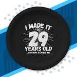 Funny 29th Birthday Quote Sarcastic 29 Year Old Papieren Bordje<br><div class="desc">Dit grappige 29e verjaardagsontwerp maakt een geweldige sarcastische humor grap of een nieuw cadeau voor een 29-jarig verjaardagsthema of een verrassend 29e verjaardagsfeestje! Kenmerken "Ik heb het gemaakt tot 29 jaar oud.. Niets maakt me uit" grappige 29e verjaardag meme die veel lacht zal krijgen van familie, vrienden, feestgasten en de...</div>