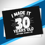 Funny 30th Birthday Quote Sarcastic 30 Year Old Briefkaart<br><div class="desc">Dit grappige 30e verjaardagsontwerp maakt een geweldige sarcastische humor grap of een nieuw cadeau voor een 30-jarig verjaardagsthema of een verrassend 30e verjaardagsfeestje! Kenmerken "Ik heb het gemaakt tot 30 jaar oud.. Niets maakt me uit" grappige 30ste verjaardagsmeme die veel lacht zal krijgen van familie, vrienden, feestgasten en ook de...</div>