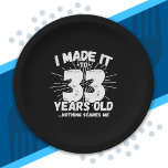 Funny 33rd Birthday Quote Sarcastic 33 Year Old Papieren Bordje<br><div class="desc">Dit grappige 33e verjaardagsontwerp maakt een geweldige sarcastische humor grap of een cadeau voor een 33-jarig verjaardagsthema of een verrassend feest op 33-jarige leeftijd! Functies "Ik heb het gemaakt tot 33 jaar oud.. Niets maakt me uit" grappige 33e verjaardagsmeme die veel lacht zal krijgen van familie, vrienden, feestgasten en de...</div>