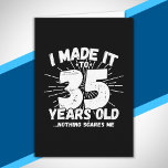 Funny 35th Birthday Quote Sarcastic 35 Year Old Kaart<br><div class="desc">Dit grappige 35e verjaardagsontwerp maakt een geweldige sarcastische humor grap of een nieuw cadeau voor een 35-jarig verjaardagsthema of een verrassend 35e verjaardagsfeestje! Kenmerken "Ik heb het gemaakt tot 35 jaar oud.. Niets maakt me uit" grappige 35e verjaardagsmeme die ook veel lacht zal krijgen van familie, vrienden, feestgasten en de...</div>