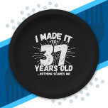 Funny 37th Birthday Quote Sarcastic 37 Year Old Papieren Bordje<br><div class="desc">Deze grappige 37e verjaardagsontwerp maakt een geweldige sarcastische humor grap of een nieuw cadeau voor een 37-jarig verjaardagsthema of een verrassend 37e verjaardagsfeestje! Kenmerken "Ik heb het gemaakt tot 37 jaar oud.. Niets maakt me uit" grappige 37e verjaardagsmeme die ook veel lacht zal krijgen van familie, vrienden, feestgasten en de...</div>