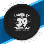 Funny 39th Birthday Quote Sarcastic 39 Year Old Papieren Bordje<br><div class="desc">Deze grappige 39e verjaardagsontwerp maakt een geweldige sarcastische humor grap of een nieuw cadeau voor een 39-jarig verjaardagsthema of een verrassend 39e verjaardagsfeestje! Kenmerken "Ik heb het gemaakt tot 39 jaar oud.. Niets maakt me uit" grappige 39e verjaardag meme die veel lacht zal krijgen van familie, vrienden, feestgasten en de...</div>
