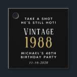 Funny  40th Birthday Black Party Bedankjes Labels<br><div class="desc">Een grappige zwarte,  witte en gouden partij bevoordeelt labels voor zijn veertigste verjaardag. Personaliseer "Neem een Shot Hij is nog steeds sexy" en "" indien gewenst,  het jaar dat hij geboren is,  zijn naam en de datum van het verjaardagsfeest.</div>