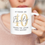 Funny 40th Birthday Gift Koffiemok<br><div class="desc">Mok Grappige 40e verjaardagsfeestje met het humoristische gezegde "het kostte me 40 jaar om er zo goed uit te zien!" met een combinatie van zwart en een gouden glitterlettertype.</div>
