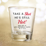 Funny 40th Birthday Party Favor Shot Glas<br><div class="desc">Grappig 40ste verjaardagsfeest gunt filmglas. Personaliseer "Neem een Shot Hij is nog steeds hot" of "Neem een Shot Ze is nog steeds hot" en voeg zijn of haar naam en feestdatum toe.</div>