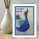 Funny 40th Birthday Peacock Kaart voor Vrouwen<br><div class="desc">Een  pauw brengt een grappige verjaardagsboodschap naar de 40-jarige. Links van de pauw staat "Je ziet er niet 40 uit... ". In de kaart staat: "Maak je geen zorgen,  je geheim is veilig bij mij. Wij  meisjes moeten bij elkaar blijven! Gelukkige Verjaardag" Copyright Kathy Henis</div>