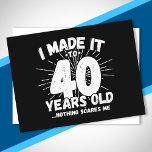 Funny 40th Birthday Quote Sarcastic 40 Year Old Briefkaart<br><div class="desc">Dit grappige 40ste verjaardagsontwerp maakt een geweldige sarcastische humor grap of een nieuwigheidscadeau voor een 40-jarig verjaardagsthema of een verrassend feest op veertig jaar! Kenmerken "Ik heb het tot 40 jaar oud gemaakt... Niets maakt me uit" grappige 40ste verjaardagsmeme die ook veel lacht zal krijgen van familie, vrienden, feestgasten en...</div>