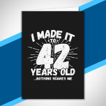 Funny 42e verjaardag citaat Sarcastic 42 Year Old Kaart<br><div class="desc">Dit grappige 42e verjaardagsontwerp maakt een geweldige sarcastische humor grap of een nieuw cadeau voor een 42-jarig verjaardagsthema of een verrassend 42e verjaardagsfeestje! Kenmerken "Ik heb het gemaakt tot 42 jaar oud.. Niets maakt me uit" grappige 42e verjaardagsmeme die veel lacht zal krijgen van familie, vrienden, feestgasten en ook de...</div>