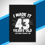 Funny 43rd Birthday Quote Sarcastic 43 Year Old Kaart<br><div class="desc">Dit grappige 43e verjaardagsontwerp maakt een geweldige sarcastische humor grap of een nieuw cadeau voor een 43-jarig verjaardagsthema of een verrassend feest op 43-jarige leeftijd! Kenmerken "Ik heb het gemaakt tot 43 jaar oud.. Niets maakt me uit" grappige 43e verjaardagsmeme die ook veel lacht zal krijgen van familie, vrienden, feestgasten...</div>