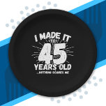 Funny 45th Birthday Quote Sarcastic 45 Year Old Papieren Bordje<br><div class="desc">Dit grappige 45e verjaardagsontwerp maakt een geweldige sarcastische humor grap of een nieuw cadeau voor een 45-jarig verjaardagsthema of een verrassend feest op 45-jarige leeftijd! Kenmerken "Ik heb het gemaakt tot 45 jaar oud.. Niets maakt me uit" grappige 45e verjaardagsmeme die veel lacht zal krijgen van familie, vrienden, feestgasten en...</div>