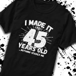 Funny 45th Birthday Quote Sarcastic 45 Year Old T-shirt<br><div class="desc">Dit grappige 45e verjaardagsontwerp maakt een geweldige sarcastische humor grap of een nieuw cadeau voor een 45-jarig verjaardagsthema of een verrassend feest op 45-jarige leeftijd! Kenmerken "Ik heb het gemaakt tot 45 jaar oud.. Niets maakt me uit" grappige 45e verjaardagsmeme die veel lacht zal krijgen van familie, vrienden, feestgasten en...</div>