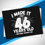 Funny 46th Birthday Quote Sarcastic 46 Year Old Briefkaart<br><div class="desc">Dit grappige 46e verjaardagsontwerp maakt een geweldige sarcastische humor grap of een nieuw cadeau voor een 46-jarig verjaardagsthema of een verrassend 46e verjaardagsfeestje! Kenmerken "Ik heb het gemaakt tot 46 jaar oud.. Niets maakt me uit" grappige 46e verjaardagsmeme die veel lacht zal krijgen van familie, vrienden, feestgasten en ook de...</div>