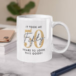 Funny 50th Birthday Gift Koffiemok<br><div class="desc">Grappige 50ste verjaardagsfeestje met het humoristische gezegde "het kostte me 50 jaar om er zo goed uit te zien!" met een combinatie van zwart en een gouden glitter mok.</div>