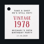 Funny  50th Birthday Party Bedankjes Labels<br><div class="desc">Grappig feest bevoordeelt labels voor zijn 50ste verjaardag. Personaliseer "Neem een Shot Hij is nog steeds sexy" en "" indien gewenst,  zijn geboortejaar,  naam en datum van het verjaardagsfeest.</div>