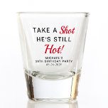 Funny 50th Birthday Party Favor Shot Glas<br><div class="desc">Grappig 50ste verjaardagsfeest gunt filmglas. personaliseer je als "Neem een Shot Hij is nog steeds hot" of "Neem een Shot Ze is nog steeds hot" en zijn naam en feestdatum.</div>