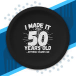 Funny 50th Birthday Quote Sarcastic 50 Year Old Papieren Bordje<br><div class="desc">Dit grappige 50ste verjaardagsontwerp maakt een geweldige sarcastische humor grap of een nieuwigheidscadeau voor een 50-jarig verjaardagsthema of een verrassend 50ste verjaardagsfeestje! Kenmerken "Ik heb het gemaakt tot 50 jaar oud.. Niets maakt me uit" grappige 50ste verjaardagsmeme die veel lacht zal krijgen van familie, vrienden, feestgasten en ook de verjaardagsman...</div>