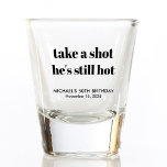 Funny 50th Birthday Shot Glas<br><div class="desc">Grappig een bril voor zijn 50ste verjaardagsfeestje. " neem een foto die hij nog heet is " ,  staat in een grote gedurfde trendy typografie en zijn naam en verjaardag zijn in eenvoudige moderne typografie geschreven .</div>