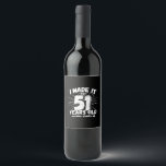 Funny 51st Birthday Quote Sarcastic 51 Year Old Wijn Etiket<br><div class="desc">Dit grappige 51ste verjaardagsontwerp maakt een geweldige sarcastische humor grap of een nieuw cadeau voor een 51-jarig verjaardagsthema of een verrassend 51ste verjaardagsfeestje! Kenmerken "Ik heb het gemaakt tot 51 jaar oud.. Niets maakt me uit" grappige 51ste verjaardagsmeme die veel lacht zal krijgen van familie, vrienden, feestgasten en ook de...</div>