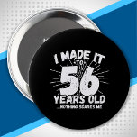 Funny 56th Birthday Quote Sarcastic 56 Year Old Ronde Button 4,0 Cm<br><div class="desc">Dit grappige 56e verjaardagsontwerp maakt een geweldige sarcastische humor grap of een nieuw cadeau voor een 56-jarig verjaardagsthema of een verrassend 56e verjaardagsfeestje! Kenmerken "Ik heb het gemaakt tot 56 jaar oud.. Niets maakt me uit" grappige 56e verjaardagsmeme die ook veel lacht zal krijgen van familie, vrienden, feestgasten en de...</div>