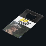 Funny 60, wat Quote Foto 60th Birthday Creditkaart Flessenopener<br><div class="desc">Grappig 60,  wat Quote Foto 60th Birthday Credit Card Bottle Open. Een motivatie en grappige tekst 60 Wat geweldig is voor iemand met een gevoel van humor. De tekst is geel en zwart. Voeg je foto toe. Je kunt de leeftijd veranderen.</div>