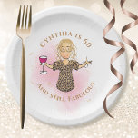 Funny 60th Birthday Cartoon Roze 60 en Fabulous Papieren Bordje<br><div class="desc">Is er iemand speciaal die 60 wordt die je wilt vieren? Dit 60 en Still Fabulous papieren bord zet het thema om haar te toosten op haar grote dag. Pas aan met haar naam of wijzig zelfs het jaar ... U kunt alle tekst wijzigen om uw feest aan te vullen!!!...</div>