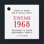 Funny  60th Birthday Party Bedankjes Labels<br><div class="desc">Een grappige partij bevoordeelt labels voor zijn 60ste verjaardag. Personaliseer "Neem een Shot Hij is nog steeds sexy" en "" indien gewenst en voeg zijn geboortejaar,  naam en datum van het verjaardagsfeest toe.</div>
