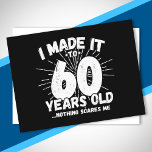 Funny 60th Birthday Quote Sarcastic 60 Year Old Briefkaart<br><div class="desc">Dit grappige 60ste verjaardagsontwerp maakt een geweldige sarcastische humor grap of een nieuwigheidscadeau voor een 60-jarig verjaardagsthema of een verrassend 60ste verjaardagsfeestje! Kenmerken "Ik heb het gemaakt tot 60 jaar oud.. Niets maakt me uit" grappige 60ste verjaardagsmeme die ook veel lacht zal krijgen van familie, vrienden, feestgasten en de verjaardagsjongen...</div>