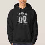 Funny 60th Birthday Quote Sarcastic 60 Year Old Hoodie<br><div class="desc">Dit grappige 60ste verjaardagsontwerp maakt een geweldige sarcastische humor grap of een nieuwigheidscadeau voor een 60-jarig verjaardagsthema of een verrassend 60ste verjaardagsfeestje! Kenmerken "Ik heb het gemaakt tot 60 jaar oud.. Niets maakt me uit" grappige 60ste verjaardagsmeme die ook veel lacht zal krijgen van familie, vrienden, feestgasten en de verjaardagsjongen...</div>