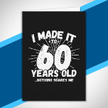 Funny 60th Birthday Quote Sarcastic 60 Year Old Kaart<br><div class="desc">Dit grappige 60ste verjaardagsontwerp maakt een geweldige sarcastische humor grap of een nieuwigheidscadeau voor een 60-jarig verjaardagsthema of een verrassend 60ste verjaardagsfeestje! Kenmerken "Ik heb het gemaakt tot 60 jaar oud.. Niets maakt me uit" grappige 60ste verjaardagsmeme die ook veel lacht zal krijgen van familie, vrienden, feestgasten en de verjaardagsjongen...</div>