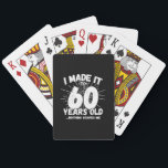 Funny 60th Birthday Quote Sarcastic 60 Year Old Pokerkaarten<br><div class="desc">Dit grappige 60ste verjaardagsontwerp maakt een geweldige sarcastische humor grap of een nieuwigheidscadeau voor een 60-jarig verjaardagsthema of een verrassend 60ste verjaardagsfeestje! Kenmerken "Ik heb het gemaakt tot 60 jaar oud.. Niets maakt me uit" grappige 60ste verjaardagsmeme die ook veel lacht zal krijgen van familie, vrienden, feestgasten en de verjaardagsjongen...</div>