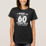 Funny 60th Birthday Quote Sarcastic 60 Year Old T-shirt<br><div class="desc">Dit grappige 60ste verjaardagsontwerp maakt een geweldige sarcastische humor grap of een nieuwigheidscadeau voor een 60-jarig verjaardagsthema of een verrassend 60ste verjaardagsfeestje! Kenmerken "Ik heb het gemaakt tot 60 jaar oud.. Niets maakt me uit" grappige 60ste verjaardagsmeme die ook veel lacht zal krijgen van familie, vrienden, feestgasten en de verjaardagsjongen...</div>