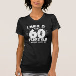 Funny 60th Birthday Quote Sarcastic 60 Year Old T-shirt<br><div class="desc">Dit grappige 60ste verjaardagsontwerp maakt een geweldige sarcastische humor grap of een nieuwigheidscadeau voor een 60-jarig verjaardagsthema of een verrassend 60ste verjaardagsfeestje! Kenmerken "Ik heb het gemaakt tot 60 jaar oud.. Niets maakt me uit" grappige 60ste verjaardagsmeme die ook veel lacht zal krijgen van familie, vrienden, feestgasten en de verjaardagsjongen...</div>