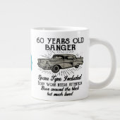 Funny 60th Birthday Retro Car Banger Add Name Date Grote Koffiekop (Rechts)