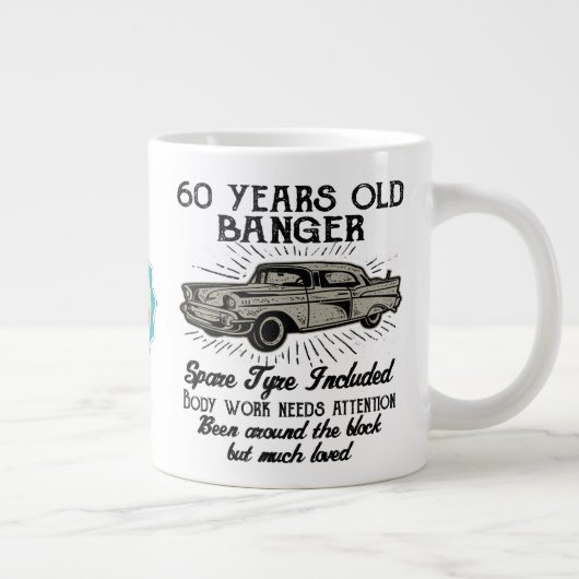 Funny 60th Birthday Retro Car Banger Add Name Date Grote Koffiekop (Rechts)