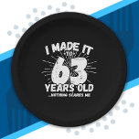 Funny 63rd Birthday Quote Sarcastic 63 Year Old Papieren Bordje<br><div class="desc">Dit grappige 63e verjaardagsontwerp maakt een geweldige sarcastische humor grap of een cadeautje voor een 63-jarig verjaardagsthema of een verrassend 63ste verjaardagsfeestje! Functies "Ik heb het gemaakt tot 63 jaar oud.. Niets maakt me uit" grappige 63e verjaardagsmeme die veel lacht zal krijgen van familie, vrienden, feestgasten en ook de verjaardagsman...</div>