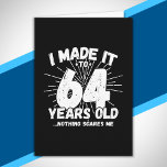 Funny 64th Birthday Quote Sarcastic 64 Year Old Kaart<br><div class="desc">Dit grappige 64ste verjaardagsontwerp maakt een geweldige sarcastische humor grap of een nieuwigheidscadeau voor een 64-jarig verjaardagsthema of een verrassend 64ste verjaardagsfeestje! Functies "Ik heb het gemaakt tot 64 jaar oud.. Niets maakt me uit" grappige 64ste verjaardagsmeme die veel lacht zal krijgen van familie, vrienden, feestgasten en de verjaardagsman of...</div>