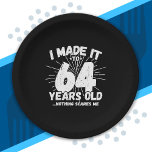 Funny 64th Birthday Quote Sarcastic 64 Year Old Papieren Bordje<br><div class="desc">Dit grappige 64ste verjaardagsontwerp maakt een geweldige sarcastische humor grap of een nieuwigheidscadeau voor een 64-jarig verjaardagsthema of een verrassend 64ste verjaardagsfeestje! Functies "Ik heb het gemaakt tot 64 jaar oud.. Niets maakt me uit" grappige 64ste verjaardagsmeme die veel lacht zal krijgen van familie, vrienden, feestgasten en de verjaardagsman of...</div>