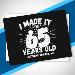 Funny 65th Birthday Quote Sarcastic 65 Year Old Briefkaart<br><div class="desc">Dit grappige 65e verjaardagsontwerp maakt een geweldige sarcastische humor grap of een nieuwigheidscadeau voor een 65-jarig verjaardagsthema of een verrassend 65e verjaardagsfeestje! Kenmerken "Ik heb het gemaakt tot 65 jaar oud.. Niets maakt me uit" grappige 65ste verjaardagsmeme die ook veel lacht zal krijgen van familie, vrienden, feestgasten en de verjaardagsman...</div>