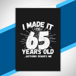 Funny 65th Birthday Quote Sarcastic 65 Year Old Kaart<br><div class="desc">Dit grappige 65e verjaardagsontwerp maakt een geweldige sarcastische humor grap of een nieuwigheidscadeau voor een 65-jarig verjaardagsthema of een verrassend 65e verjaardagsfeestje! Kenmerken "Ik heb het gemaakt tot 65 jaar oud.. Niets maakt me uit" grappige 65ste verjaardagsmeme die ook veel lacht zal krijgen van familie, vrienden, feestgasten en de verjaardagsman...</div>
