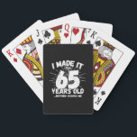 Funny 65th Birthday Quote Sarcastic 65 Year Old Pokerkaarten<br><div class="desc">Dit grappige 65e verjaardagsontwerp maakt een geweldige sarcastische humor grap of een nieuwigheidscadeau voor een 65-jarig verjaardagsthema of een verrassend 65e verjaardagsfeestje! Kenmerken "Ik heb het gemaakt tot 65 jaar oud.. Niets maakt me uit" grappige 65ste verjaardagsmeme die ook veel lacht zal krijgen van familie, vrienden, feestgasten en de verjaardagsman...</div>
