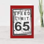 Funny 65th Birthday Speed Limit Card Kaart<br><div class="desc">Het is niet de leeftijd,  het is de kilometerstand. Een leuke afbeelding voor een oude man die een gelukkige 65ste verjaardag wenst. Met een beetje geërgerd en gedragen blik,  is het net als de verjaardagsman!</div>