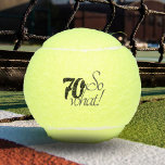 Funny 70 dus wat de 70ste verjaardag Motivatie Tennisballen<br><div class="desc">Deze tennisballen zijn perfect voor iemand die 70ste verjaardag viert. Ze komen met een grappig en motivatie citaat 70,  dus wat,  en zijn perfect voor een persoon met een gevoel van humor. Geweldig als een grappig verjaardagscadeau.</div>