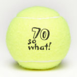 Funny 70 dus wat Inspirerend 70th Birthday Tennisballen<br><div class="desc">Grappig 70 dus wat inspirerend typografie 70ste verjaardag tennisballen. Deze tennisballen zijn perfect voor iemand die de 70ste verjaardag viert. Ze komen met een grappig en inspirerend citaat 70, wat in moderne typografie, en zijn perfect voor een persoon met een gevoel van humor. Geweldig als een grappig verjaardagscadeau voor hem...</div>