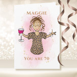 Funny 70 en Fabulous Sassy Cartoon 70th Verjaardag Kaart<br><div class="desc">Is die fantastische persoon die 70 wordt (of elke leeftijd) en niet ouder lijkt te worden? Laat haar weten dat ze nog steeds geweldig is met deze kaart die je kunt personaliseren voor naam en leeftijd</div>