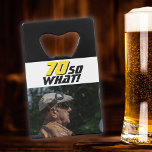 Funny 70, wat Quote Foto 70th Birthday Creditkaart Flessenopener<br><div class="desc">Grappig 70,  dus wat Quote Foto 70th Birthday Credit Card Bottle Opener. Een motivatie en grappige tekst 70 Wat geweldig is voor iemand met een gevoel van humor. De tekst is geel en zwart. Voeg je foto toe. Je kunt de leeftijd veranderen.</div>